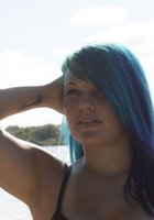 Телка с сиреневыми волосами позирует полуголой среди пальм 26 фото Телка с сиреневыми волосами позирует полуголой среди пальм 26 фото