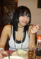 Брюнетка с модной стрижкой делает селфи 11 фото Брюнетка с модной стрижкой делает селфи 11 фото