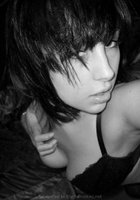 Брюнетка с модной стрижкой делает селфи 4 фото Брюнетка с модной стрижкой делает селфи 4 фото