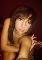 Брюнетка с модной стрижкой делает селфи 8 фото Брюнетка с модной стрижкой делает селфи 8 фото