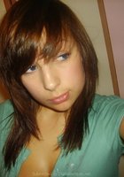 Брюнетка с модной стрижкой делает селфи 9 фото Брюнетка с модной стрижкой делает селфи 9 фото