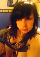 Брюнетка с модной стрижкой делает селфи 16 фото Брюнетка с модной стрижкой делает селфи 16 фото