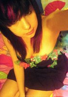 Брюнетка с модной стрижкой делает селфи 14 фото Брюнетка с модной стрижкой делает селфи 14 фото