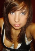 Брюнетка с модной стрижкой делает селфи 25 фото Брюнетка с модной стрижкой делает селфи 25 фото