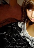 Брюнетка с модной стрижкой делает селфи 27 фото Брюнетка с модной стрижкой делает селфи 27 фото