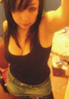 Брюнетка с модной стрижкой делает селфи 13 фото Брюнетка с модной стрижкой делает селфи 13 фото