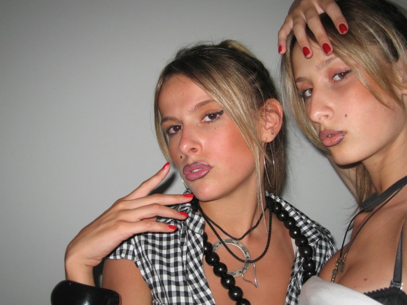 Милашка разделась на диване и делает любовнику минет 3 фотография