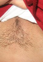 Дама после шалостей стоит в красном платье, собрав волосы 5 фото Дама после шалостей стоит в красном платье, собрав волосы 5 фото