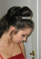 Дама после шалостей стоит в красном платье, собрав волосы 16 фото Дама после шалостей стоит в красном платье, собрав волосы 16 фото