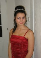 Дама после шалостей стоит в красном платье, собрав волосы 15 фото Дама после шалостей стоит в красном платье, собрав волосы 15 фото