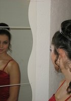 Дама после шалостей стоит в красном платье, собрав волосы 14 фото Дама после шалостей стоит в красном платье, собрав волосы 14 фото