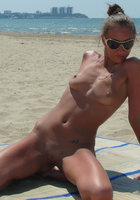 Голая блондинка загорает на пляже 16 фото Голая блондинка загорает на пляже 16 фото