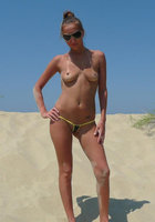 Голая блондинка загорает на пляже 7 фото Голая блондинка загорает на пляже 7 фото