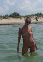 Голая блондинка загорает на пляже 6 фото Голая блондинка загорает на пляже 6 фото