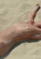 Голая блондинка загорает на пляже 12 фото Голая блондинка загорает на пляже 12 фото