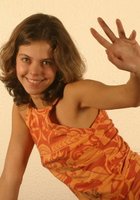 Темноволосая развратница раздевается на полу 2 фото Темноволосая развратница раздевается на полу 2 фото