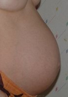 Беременная демонстрирует свой живот и сиськи 15 фото Беременная демонстрирует свой живот и сиськи 15 фото