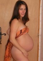Беременная демонстрирует свой живот и сиськи 21 фото Беременная демонстрирует свой живот и сиськи 21 фото