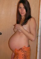 Беременная демонстрирует свой живот и сиськи 17 фото Беременная демонстрирует свой живот и сиськи 17 фото