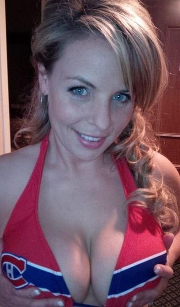 Сексуальная теннисистка сверкает своими трусиками 9 фотография