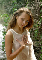 Чарующая блондинка на фоне молодого леса показывает свое тело 12 фото Чарующая блондинка на фоне молодого леса показывает свое тело 12 фото