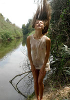 Чарующая блондинка на фоне молодого леса показывает свое тело 11 фото Чарующая блондинка на фоне молодого леса показывает свое тело 11 фото