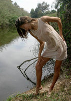 Чарующая блондинка на фоне молодого леса показывает свое тело 14 фото Чарующая блондинка на фоне молодого леса показывает свое тело 14 фото