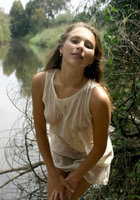 Чарующая блондинка на фоне молодого леса показывает свое тело 15 фото Чарующая блондинка на фоне молодого леса показывает свое тело 15 фото