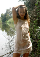 Чарующая блондинка на фоне молодого леса показывает свое тело 13 фото Чарующая блондинка на фоне молодого леса показывает свое тело 13 фото