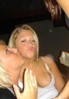 Тусовщицы светят прелестями во время отдыха в клубе 11 фото Тусовщицы светят прелестями во время отдыха в клубе 11 фото