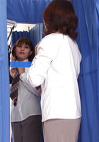 Стройная азиатка любуется сиськами и ласкает пилотку пальцем в примерочной 1 фото Стройная азиатка любуется сиськами и ласкает пилотку пальцем в примерочной 1 фото