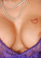 Сексапильная брюнетка с большими дойками показывает стриптиз на кухне 6 фото Сексапильная брюнетка с большими дойками показывает стриптиз на кухне 6 фото