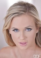 Сероглазая блонда играет со своей розовой киской 7 фото Сероглазая блонда играет со своей розовой киской 7 фото