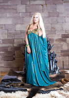 Принцесса скинула с себя платье и показала сиськи 4 фото Принцесса скинула с себя платье и показала сиськи 4 фото