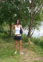 Брюнетка с модельной внешностью позирует на природе голышом 1 фото Брюнетка с модельной внешностью позирует на природе голышом 1 фото