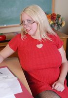 Толстуха в офисе разделась догола 1 фото