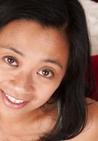 Миниатюрная брюнетка обнажает свою волосатую щель на кровати 1 фото Миниатюрная брюнетка обнажает свою волосатую щель на кровати 1 фото