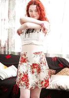 Крашеная девица в цветастом платье ласкает вагину самотыком 2 фото Крашеная девица в цветастом платье ласкает вагину самотыком 2 фото