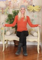 Худенькая стерва показывает пластичность своего тела 1 фото Худенькая стерва показывает пластичность своего тела 1 фото