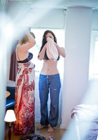 Две телочки переодеваются перед скрытой камерой 13 фото Две телочки переодеваются перед скрытой камерой 13 фото