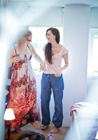 Две телочки переодеваются перед скрытой камерой 16 фото Две телочки переодеваются перед скрытой камерой 16 фото