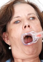 Развратная старуха вставляет в щель гинекологическое зеркало 2 фото Развратная старуха вставляет в щель гинекологическое зеркало 2 фото