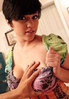 Молодая красотка с короткой стрижкой в спальне делает минет ухажеру 1 фото Молодая красотка с короткой стрижкой в спальне делает минет ухажеру 1 фото