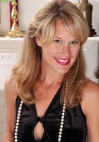 Зрелка с большим клитором показывает мохнатку на полу рядом с камином 1 фото Зрелка с большим клитором показывает мохнатку на полу рядом с камином 1 фото