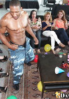 Накачанный стриптизер обмазал член сливками и дал пососать любовницам 1 фото Накачанный стриптизер обмазал член сливками и дал пососать любовницам 1 фото