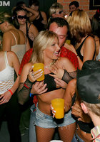 Свингеры устроили тусовку, которая закончилась групповым сексом 5 фото Свингеры устроили тусовку, которая закончилась групповым сексом 5 фото