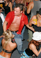 Свингеры устроили тусовку, которая закончилась групповым сексом 6 фото Свингеры устроили тусовку, которая закончилась групповым сексом 6 фото