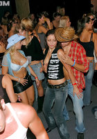 Свингеры устроили тусовку, которая закончилась групповым сексом 16 фото Свингеры устроили тусовку, которая закончилась групповым сексом 16 фото