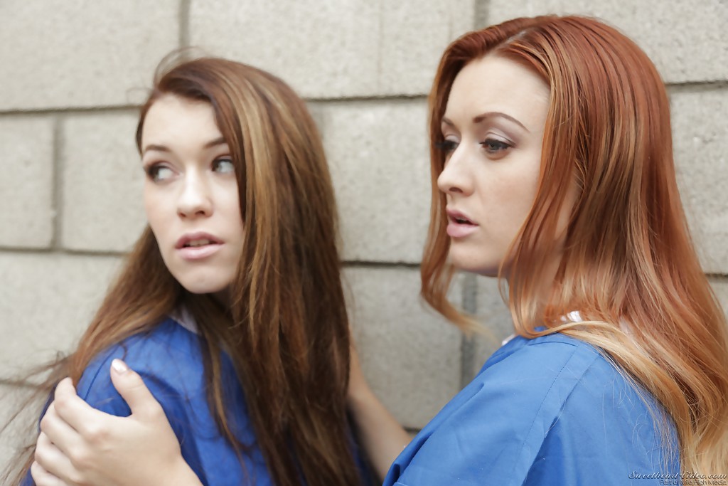 На улице красивые лесбиянки ублажают друг дружку в тайне от всех 1 фотография