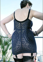 Зрелая чика с милированными волосами позирует в апартаментах 4 фото Зрелая чика с милированными волосами позирует в апартаментах 4 фото